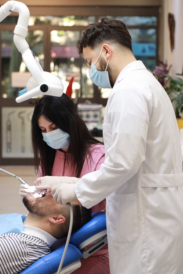 Il team di A1 Dental durante un trattamento